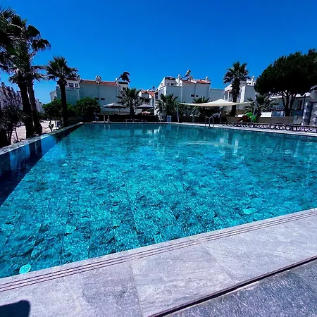 Blue By The Pool, Near Sea Vilă